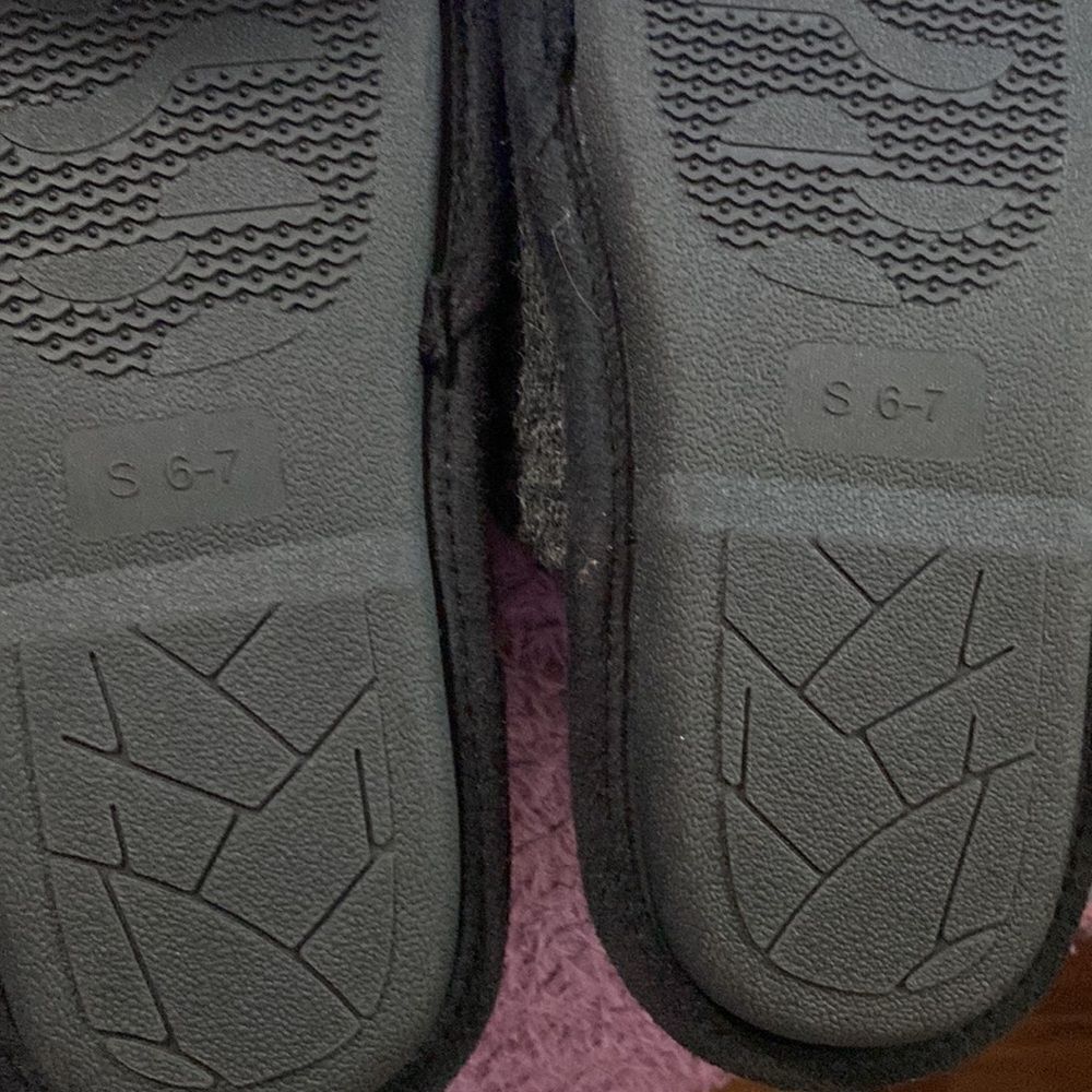 Hanes Slippers - Picture 2 of 4